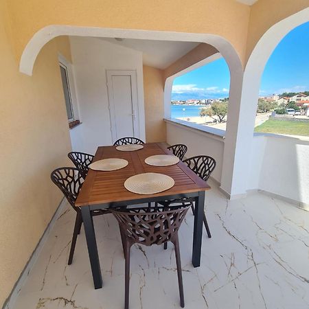 Apartmani Ruzmarin Vir Exteriör bild