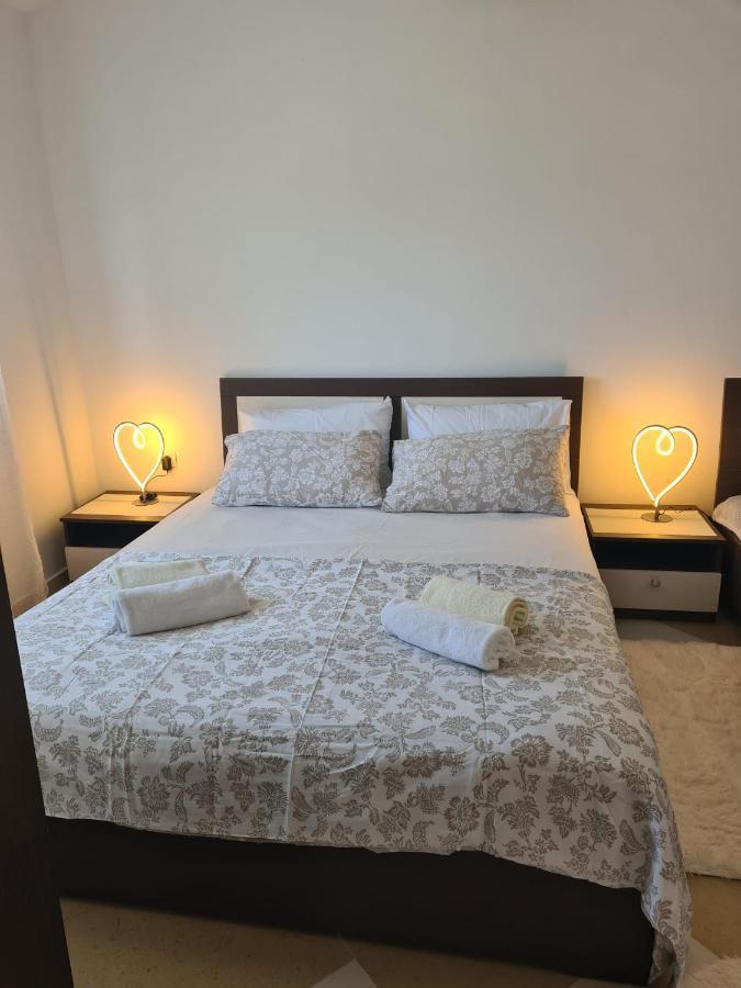 Apartmani Ruzmarin Vir Exteriör bild