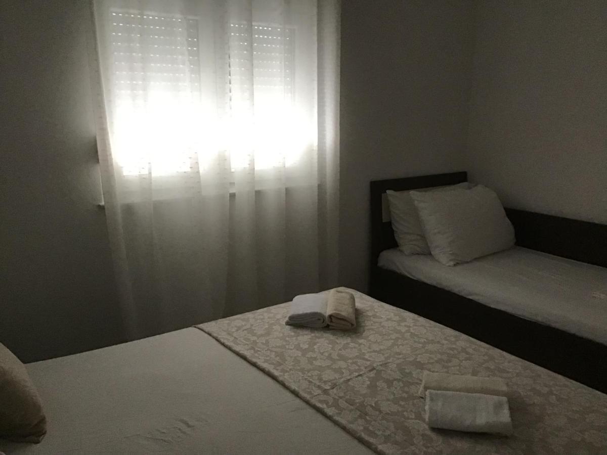 Apartmani Ruzmarin Vir Exteriör bild