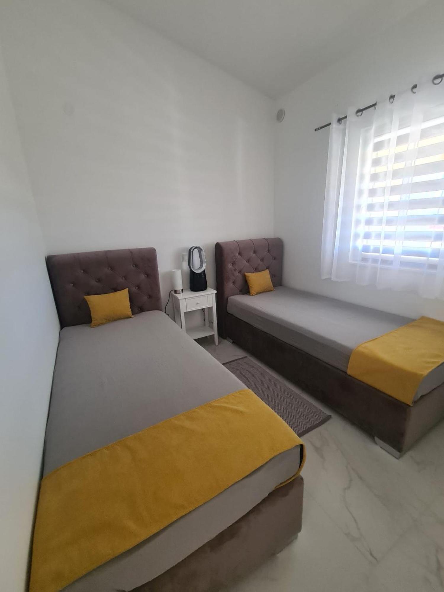 Apartmani Ruzmarin Vir Exteriör bild